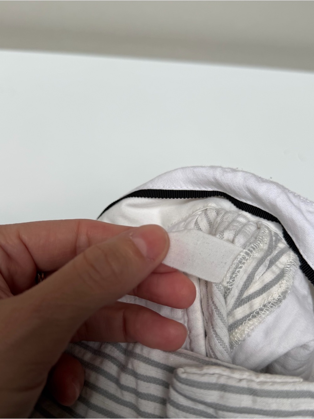 ✨3 for $50✨Club Monaco Striped Roll-Hem Shorts - White & Gray - Picture 6 of 9